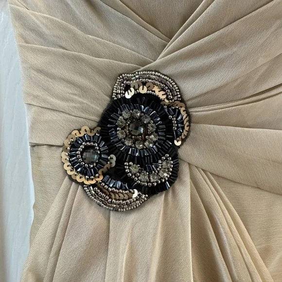 Elegant Strapless Beige Dress with Brooch size 10 - Picture 4 of 9
